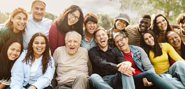 Foto mit einer Gruppe lachender Menschen aller Nationen und allen Alters - © StMFH